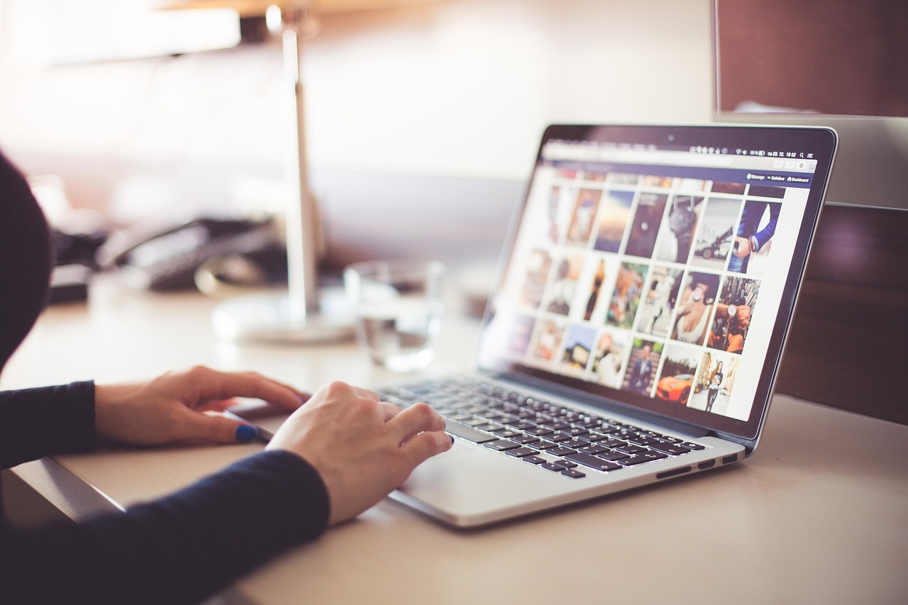 Computer, desk, typing — Relax Locally With a Professional Nurumassage Near Me